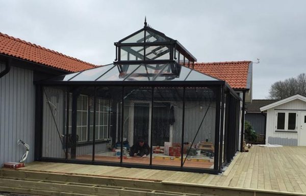 Orangeri Special, kundannpassat designat växthus i hörn svart växthus