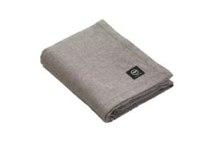 Hedvig duk 140×240 cm i brun och beige, i återvunnen bomull och polyester.