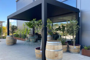 Lamellpergola i aluminium med möjlighet till sidoglas