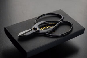 Hanataba japansk trädgårdssax i metall med ergonomiskt grepp, fotograferad mot neutral bakgrund.