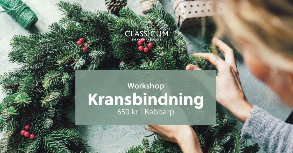 Miljöbild: En person fäster en julkrans vid en workshop i ett växthus; paket syns, aktivitet och gemenskap.