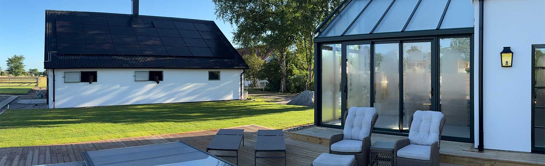 Svenskproducerat CL Alu isolerat uterum med pulpettak och stora glaspartier, i modern och stilren design.