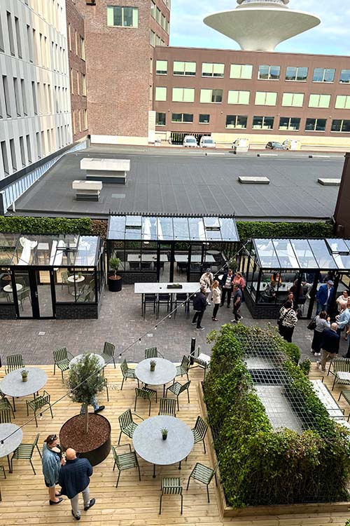 Utsikt över Malmö Arena Hotels takterrass med tre glasade orangerier från Classicum som skapar en grön oas mitt i staden.