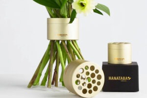 Hanataba bukettverktyg i färgen Champagne Gold visat tillsammans med blommor.