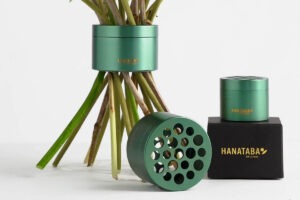 Hanataba bukettverktyg i färgen Ivy Green, visat tillsammans med blommor.