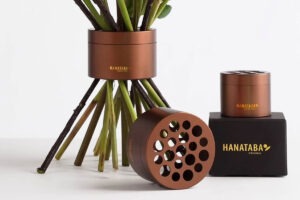 Hanataba bukettverktyg i färgen Muddy Brown, visat tillsammans med blommor.