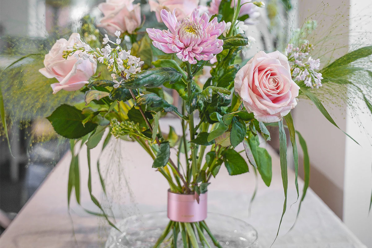 Hanataba bukettverktyg i färgen Pink Champagne, använt i en blomsterbukett.