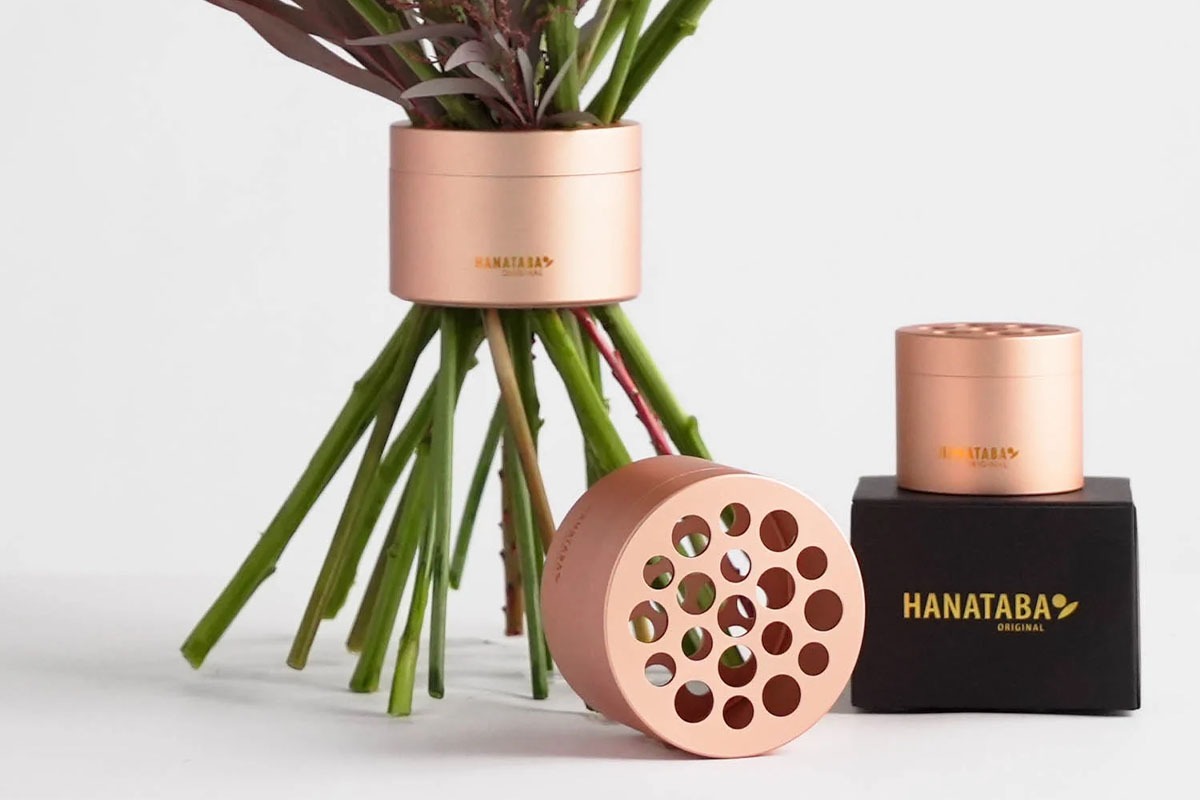Hanataba bukettverktyg i färgen Pink Champagne, visat tillsammans med blommor.