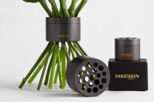 Hanataba bukettverktyg i färgen Pitch Black, visat tillsammans med blommor.