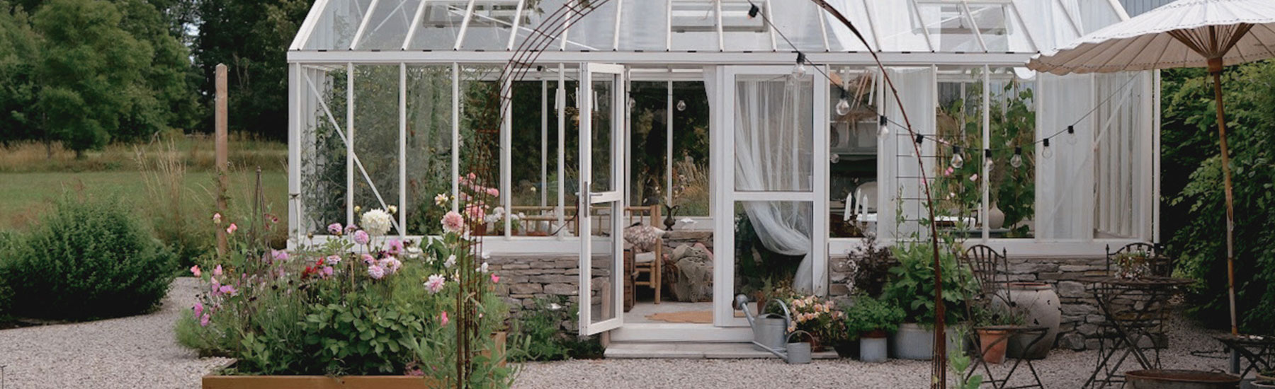 Helios murväxthus på Gotland. Växthus i gotländsk kalksten med Hoburgsmarmor och orangerikänsla året runt.