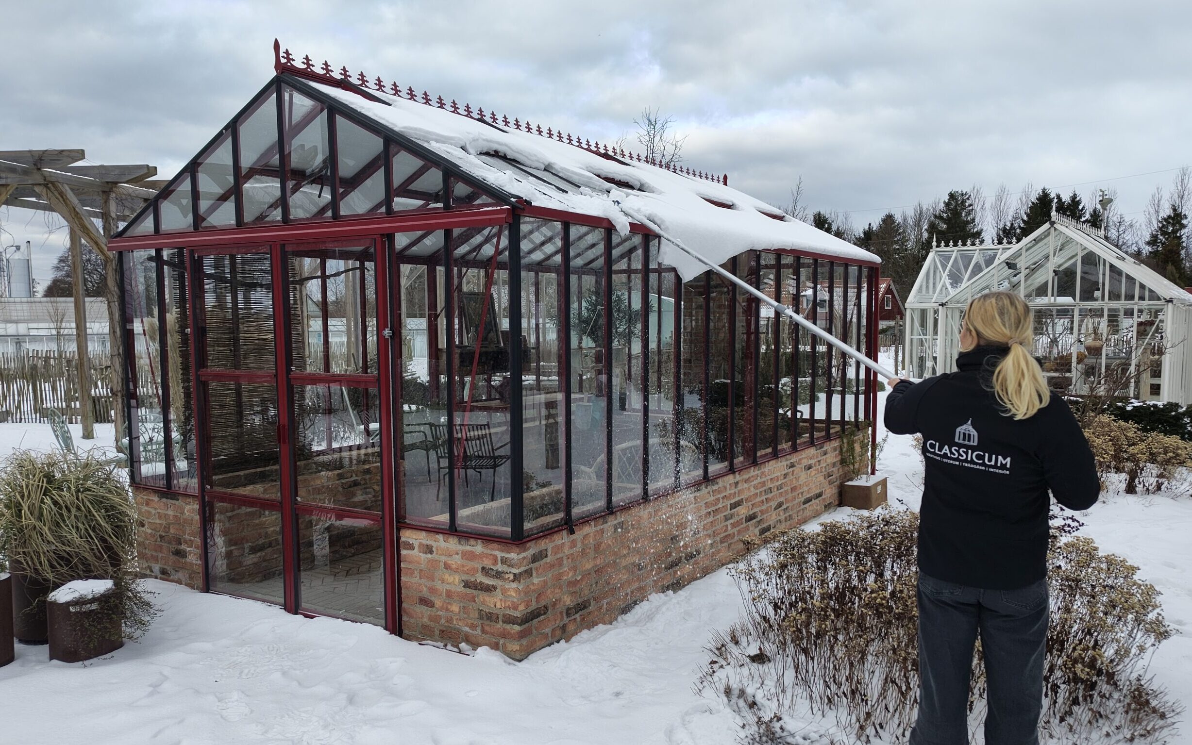 Viktigt att ta bort snön från växthus och orangeri taken.