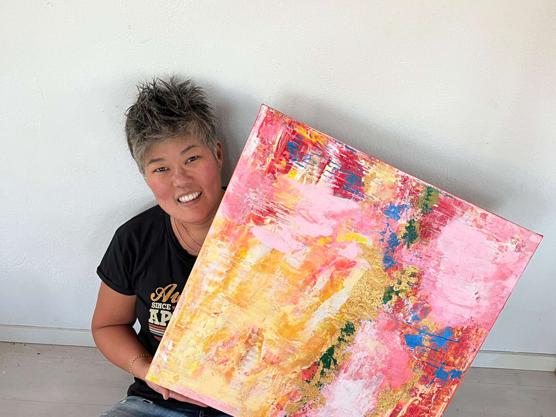 Youngan Lee med ett av sina verk, målad i abstrakt stil