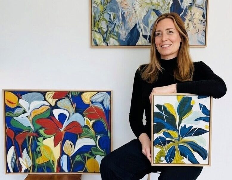 Konstnären Sofia Ekeberg med tre av sina verk som föreställer abstrakta blomformer