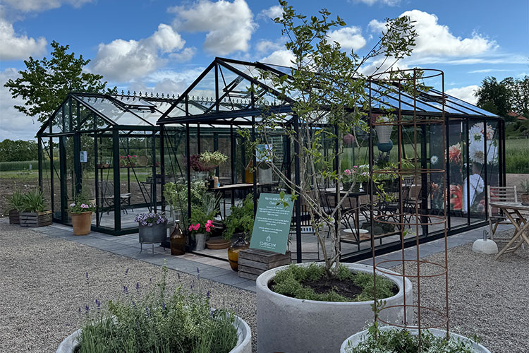 Classicums visningsträdgård i Vallda, Kungsbacka kommun. Här visas det upp både uterum och växthus i utomhusmiljö