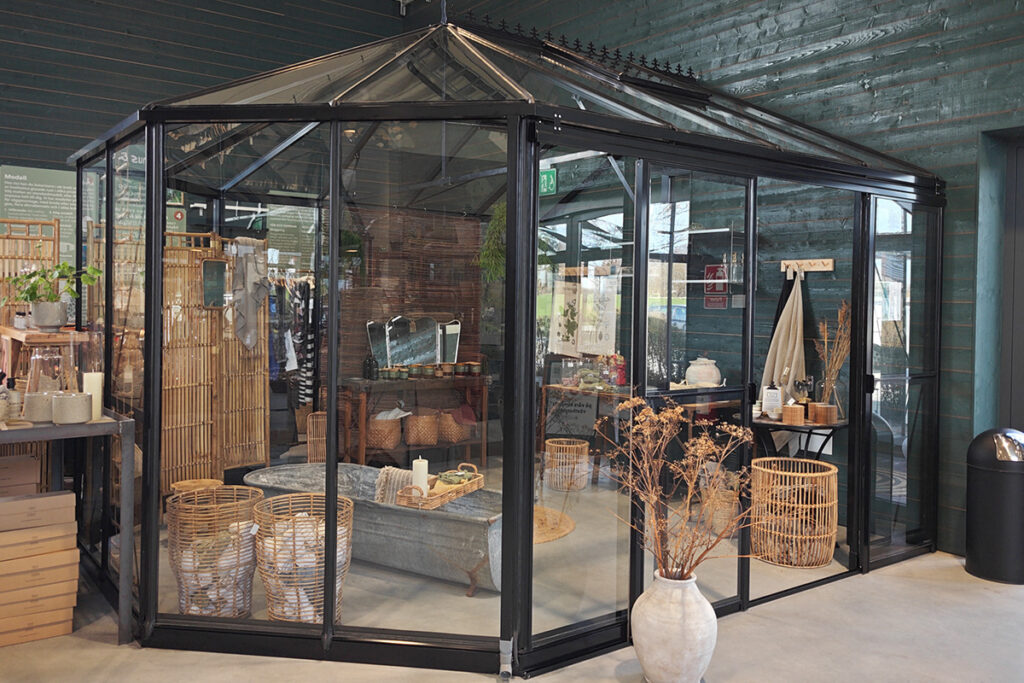 Paradiso växthus i RAL 9005 svart, fotograferat från sidan i Classicums utställning i Kabbarp.