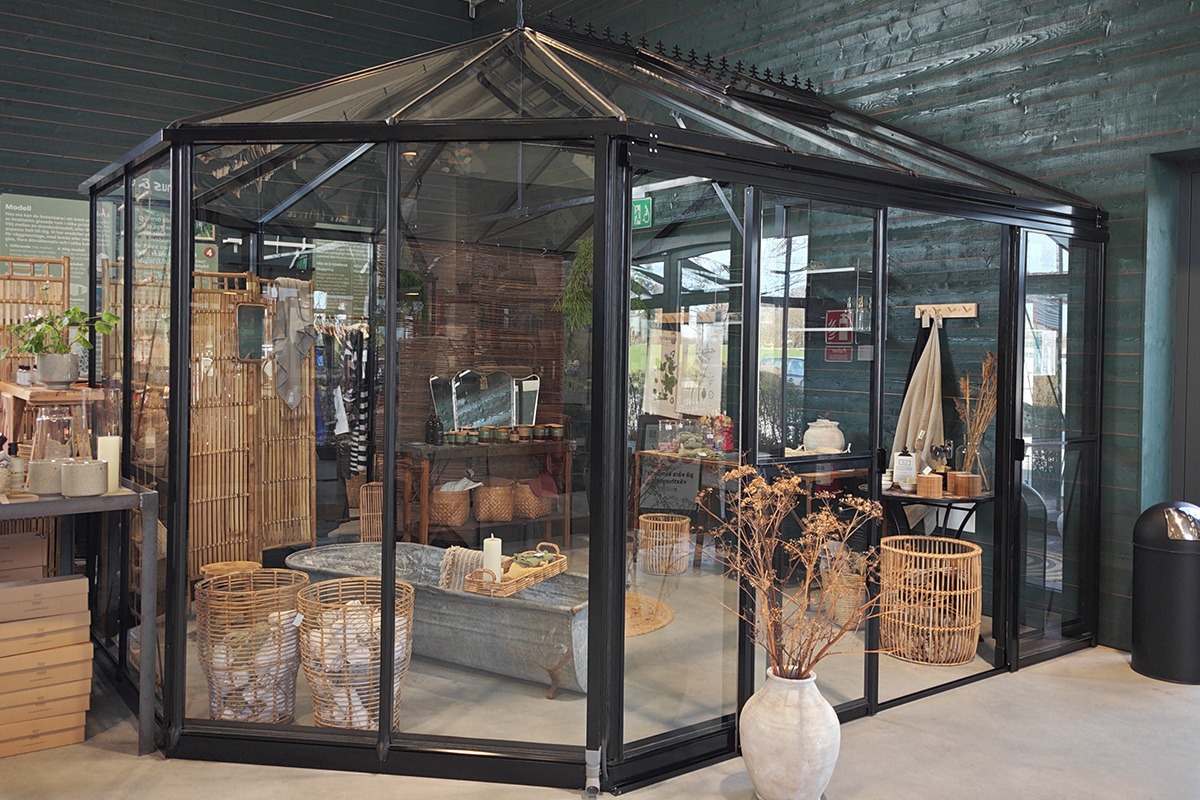 Paradiso växthus i RAL 9005 svart, fotograferat från sidan i Classicums utställning i Kabbarp.