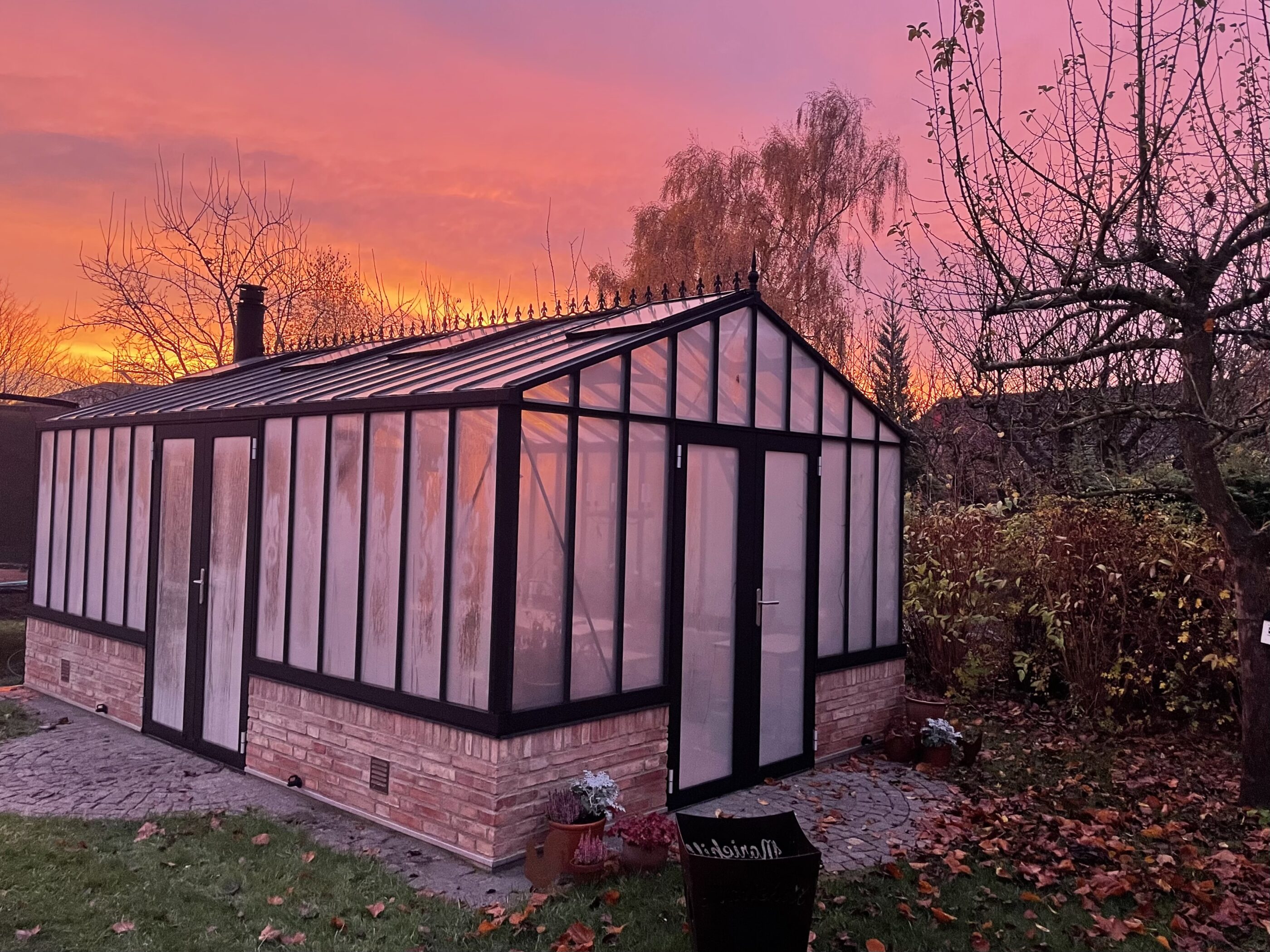 Växthus i rosa och orange skymningsljus