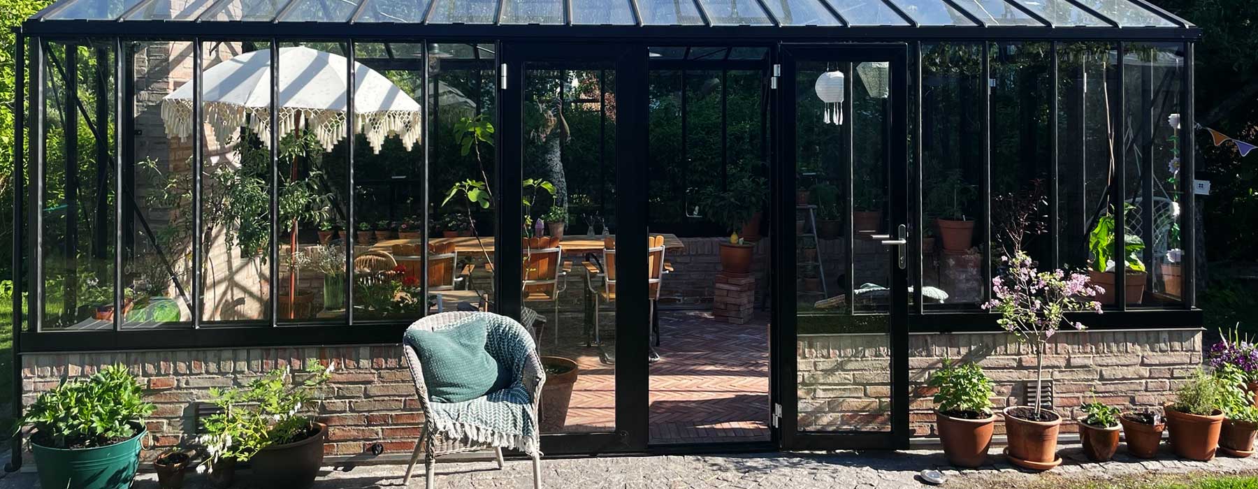 Somrig bild på ett växthus