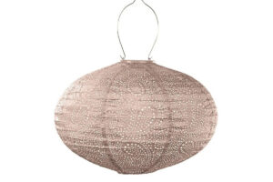 Solcellslanterna Paisley Soft Blush Oval 40 cm i mjukt rosa nyans med dekorativt paisleymönster för trädgård, altan och balkong.