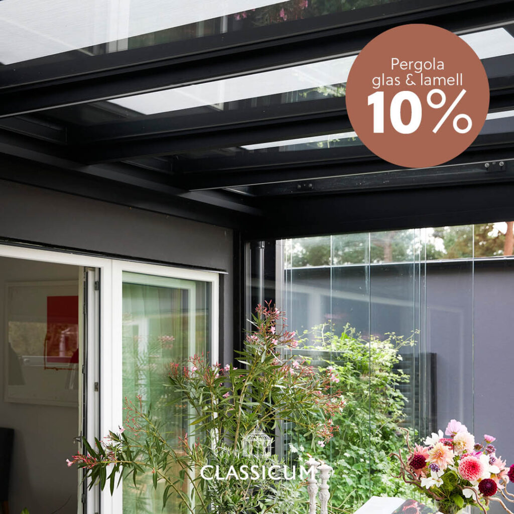 Svart pergola och somriga buketter