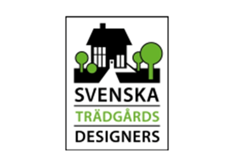 Logotyp: svart hus, träd och stig, texten ”SVENSKA TRÄDGÅRDSDESIGNERS”. TRÄDGÅRDS i grönt. Fokus på trädgårdsmiljö.