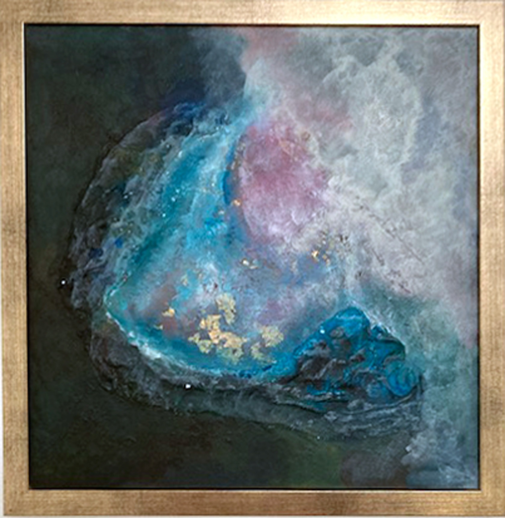 Produktbild: Abstrakt målning i en guldram från Galleri Classicum, i blå, turkosa och rosa nyanser mot vit bakgrund.